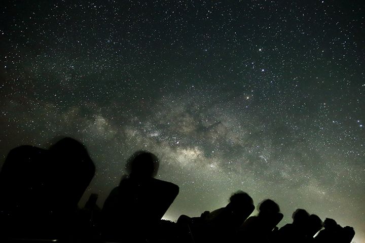 「星空ツアー」の様子/(画像提供)星空ツーリズム社