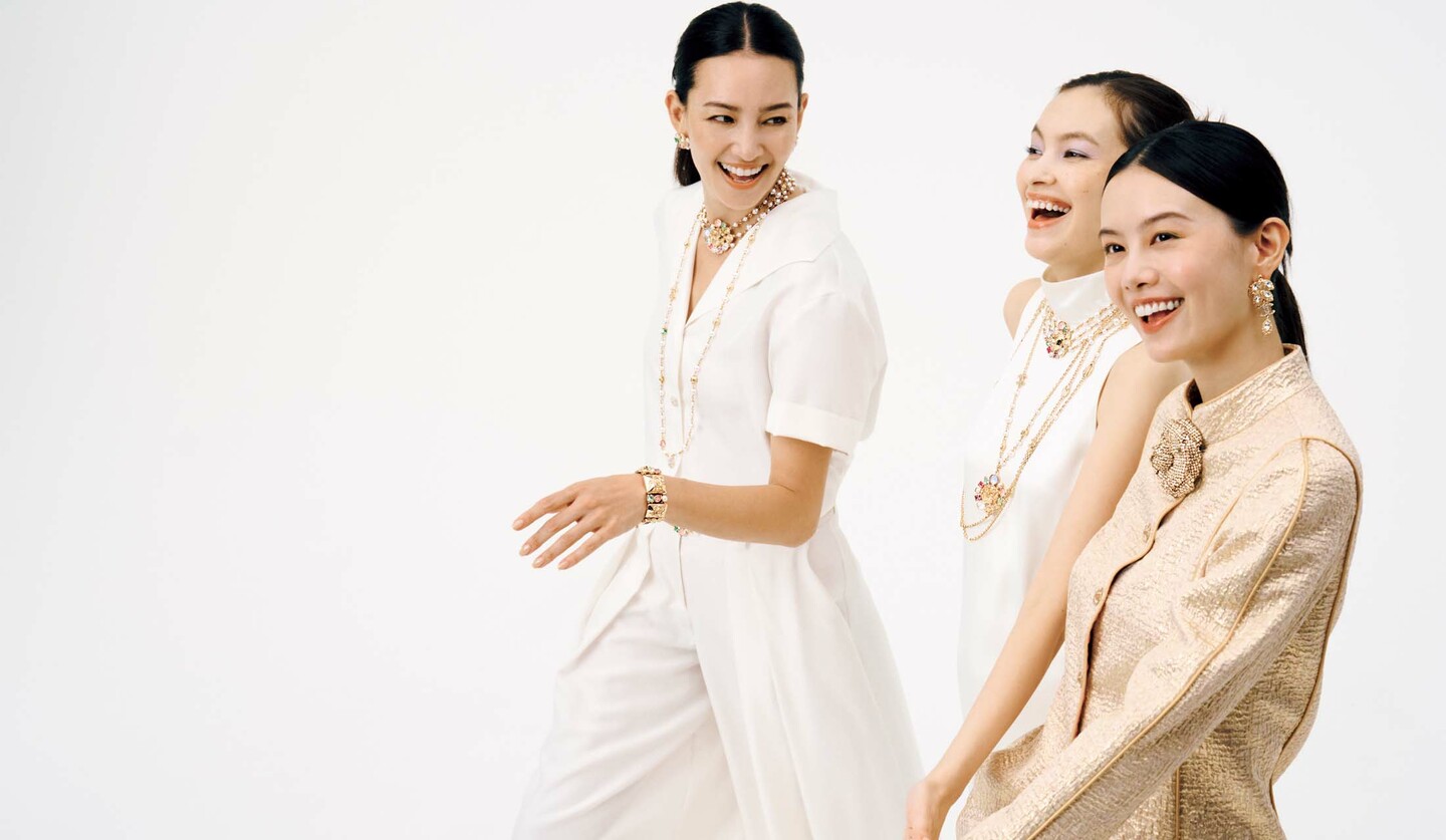 シャネルの2025/2026年 クルーズ コレクションのウエア&ジュエリーを纏ったモデルのRINA、太田莉菜、泉はる