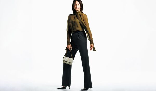 後ろ姿にも自信がもてる「サンローラン」の黒パンツ｜端正でありながら着心地がよく、センシュアルな脚線を印象づける