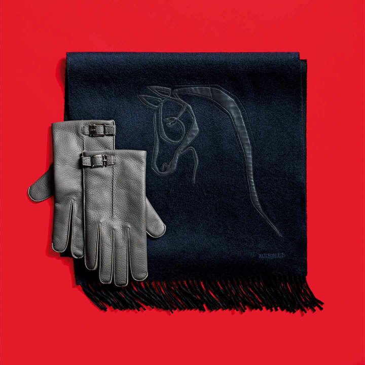 マフラー［縦160×横40cm］¥146,300・グローブ¥157,300（エルメスジャポン）