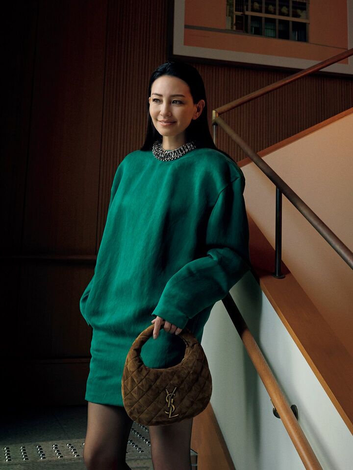 サンローランのウエアを着用したモデルのRINAさん