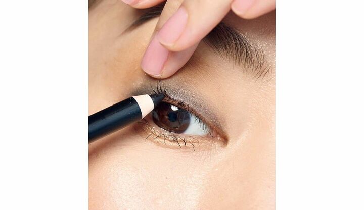 カラーアイライナーで目元をメイクしたモデルの松田珠希さんとカラーアイライナー