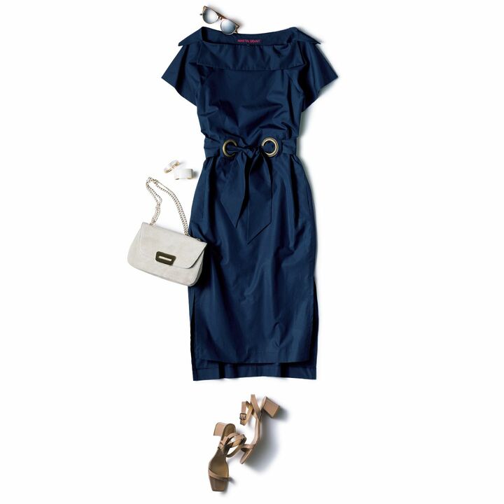 コットンワンピース￥106,000（TOMORROWLAND〈MARTIN GRANT〉）、サングラス￥28,000（アイヴァン PR）、バングル［上］￥420,000（アルテミス・ジョイエリ）、バングル［下］￥12,000（チェルキ〈ギャレッタ〉）、バッグ￥45,000・靴￥49,000（アマン〈ペリーコ〉）　［Precious2019年5月号150ページ］