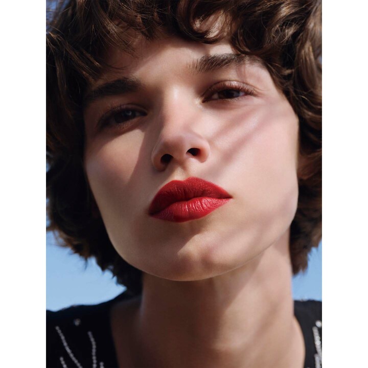 「ルージュ ココ」を口元にまとった女性