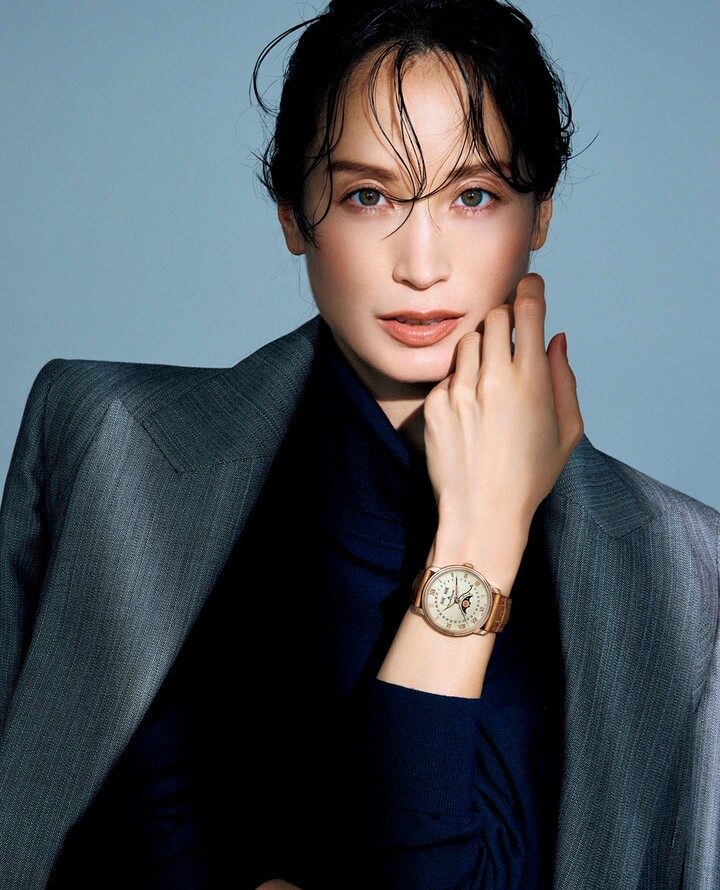 ブランパンの『ヴィルレ』コレクションのウォッチを着用したモデルの黒田エイミさん