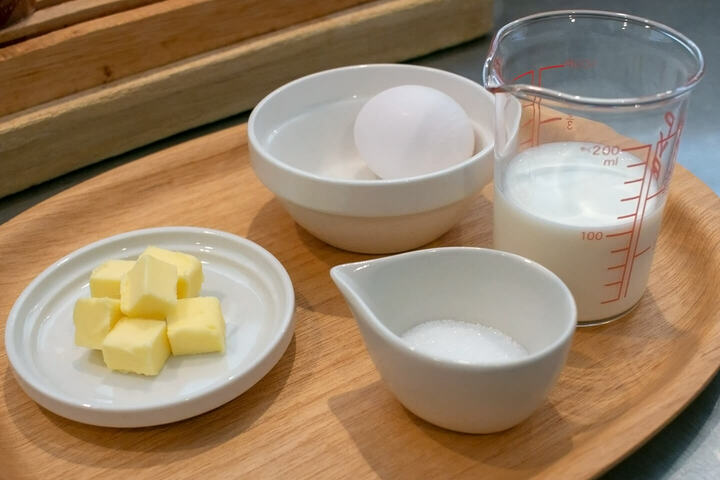 1人前の材料。これに、パンと仕上げのメープルシロップを使います