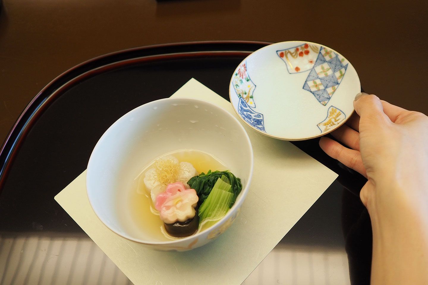 蓋の2時あたり(の位置)を持って置きます