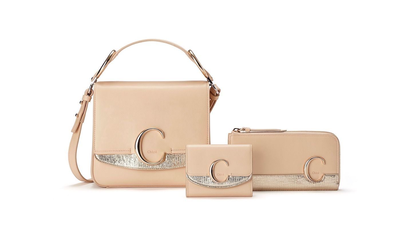 左から バッグ「CHLOÉ C」¥213,000【H19×W22×D8cm】、トリフォルドウォレット「CHLOÉ C」¥48,000【縦9×横11.2×cm】、ジップロングウォレット「CHLOÉ C」¥63,000【縦11×横19×cm】