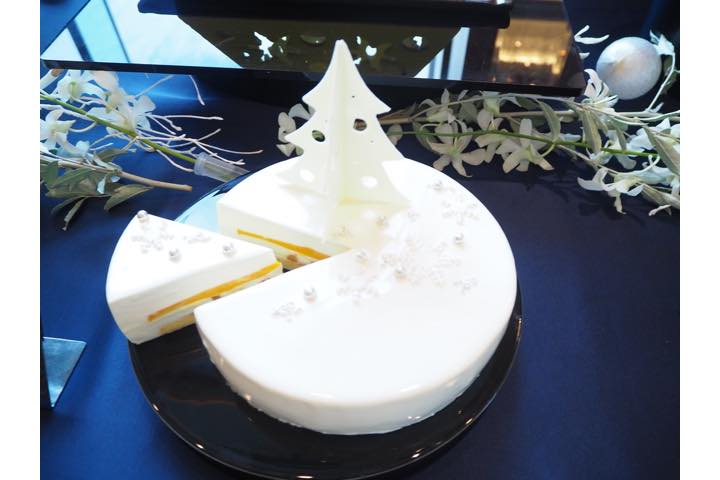 開けると真っ白なケーキが。今シーズントレンドのホワイトやゴールドを基調にしたクリスマスディスプレイにもマッチ。