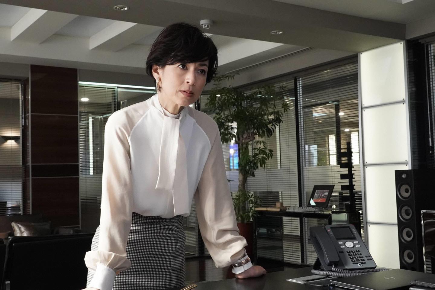 第9話では、アウターにオレンジ色のコートをはおっていました。