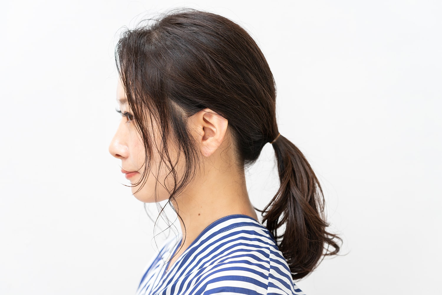 襟足より少し上の位置にゴムがくるように束ねること。