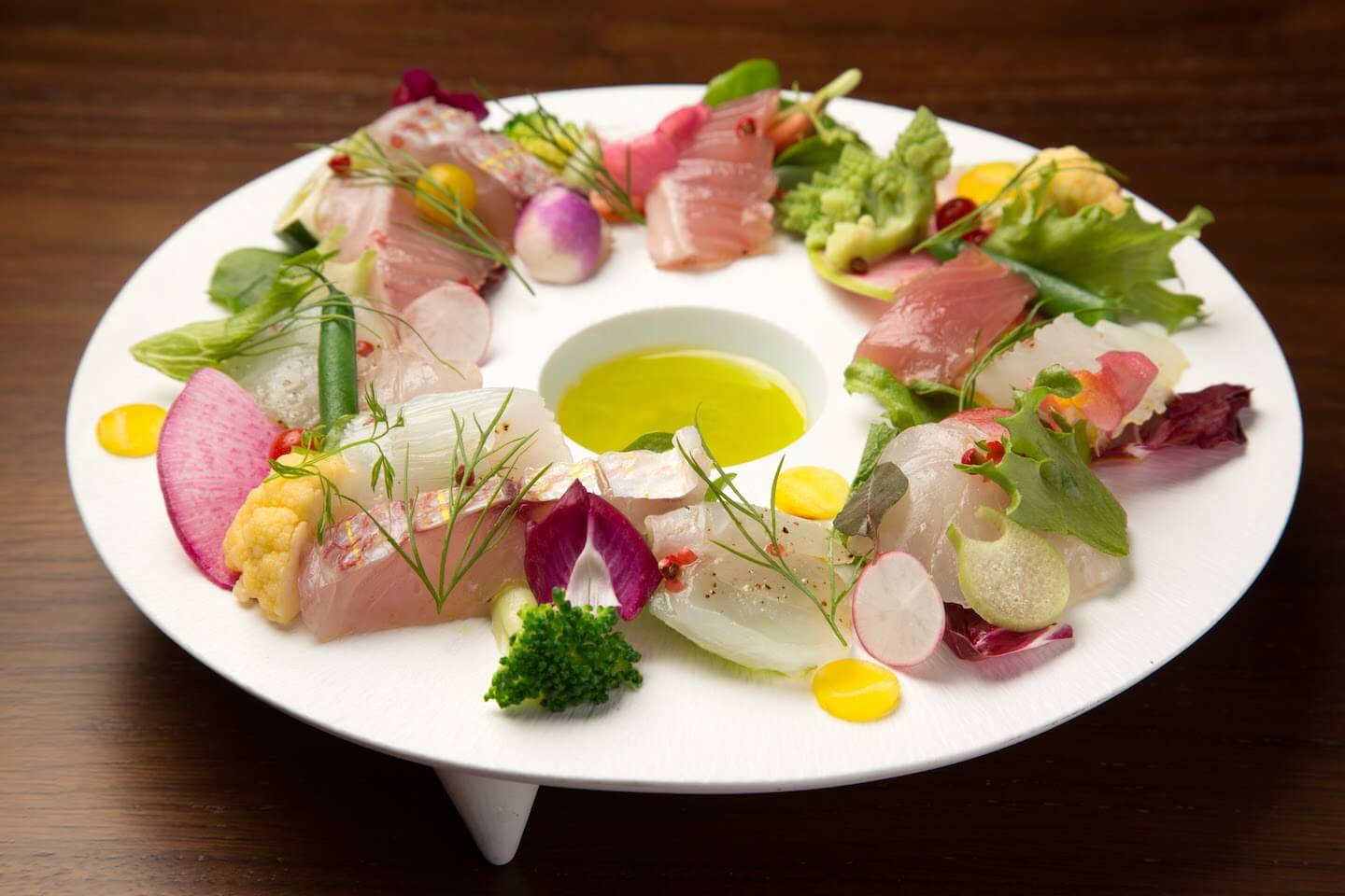 料理長自らが漁港へ出かけて目利きし、野菜やフルーツは自家農園で丹精こめて育てたものを使用