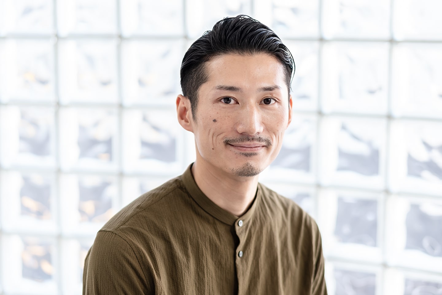 Sui Nara ヘアデザイナー・冬木慎一さん。‘20年5月にオープンした奈良店と表参道を行き来する冬木さん。「奈良は自然が豊か。季節の変化を感じられるようになりました」Instagramアカウント@sui_nara_hairsalon