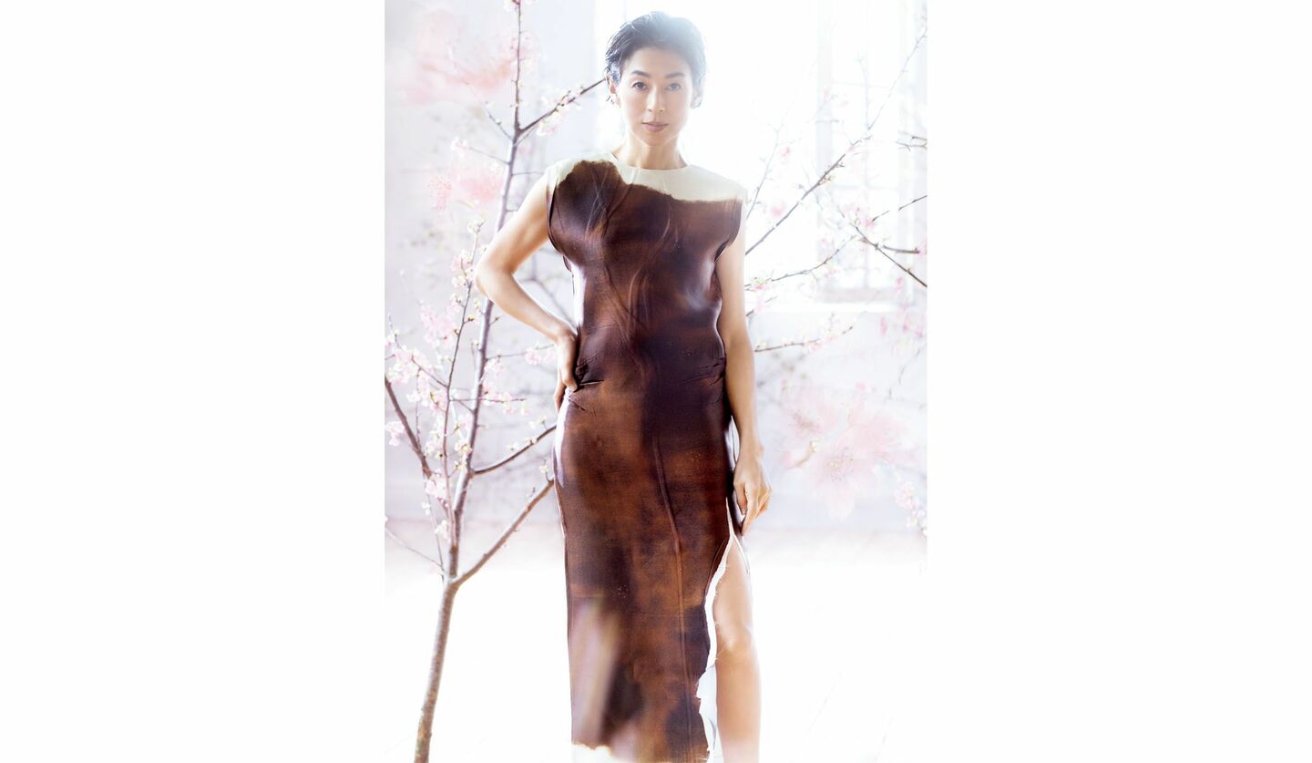 プラダのドレスを纏った女優の鈴木保奈美さん