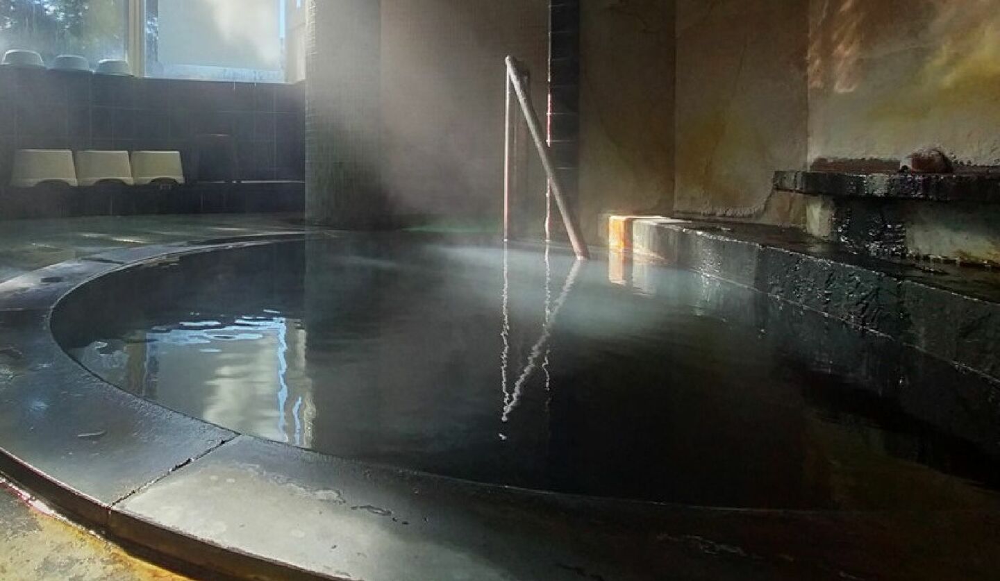 岩室温泉「割烹旅館 松屋」の黒湯