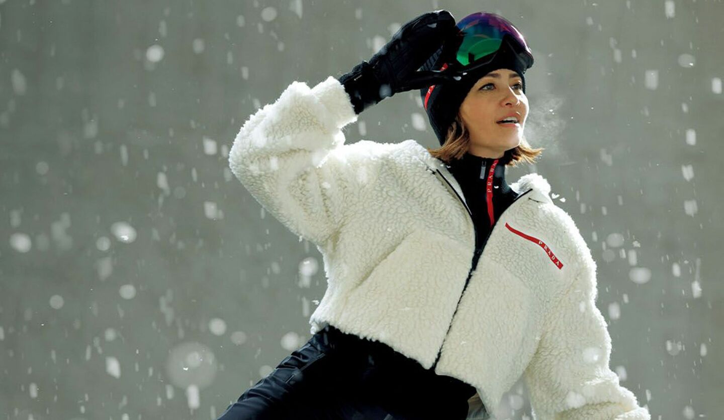プラダのスキーウエアスタイルを纏った女性