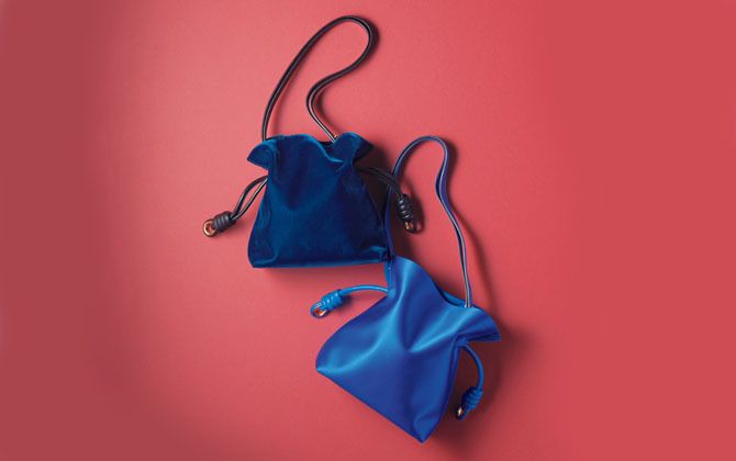 バッグ 『フラメンコ ノット』［縦24.5×横26×マチ13㎝、中は黒のナッパレザー］ネイビーのベロア ￥203,000・ブルーのサテン ￥227,000（ともに税抜） 