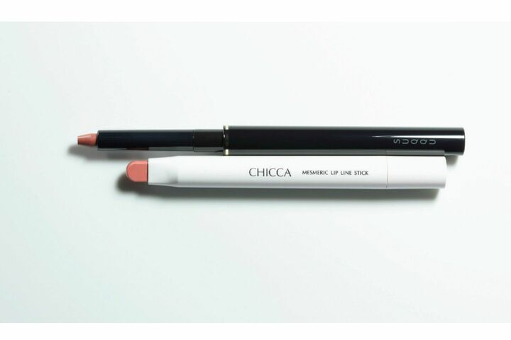 上／[４]SUQQU リップ ディファイニング ペンシル  02 レフィル ￥2,000・ホルダー￥1,500、下／[５]カネボウ化粧品 キッカ　メスメリック リップラインスティック 01 ￥2,800