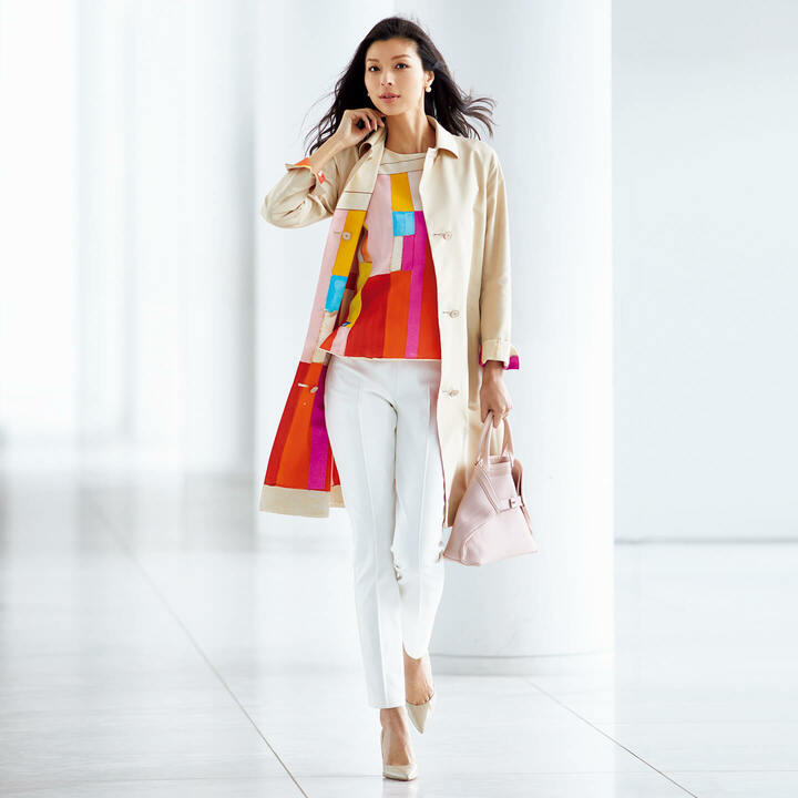 コート￥461,000[リバーシブル仕様、4月上旬発売予定]・ブラウス￥104,000・パンツ￥88,000・バッグ「アイ スモールトップハンドル」￥461,000（アクリスジャパン<アクリス>） その他／私物