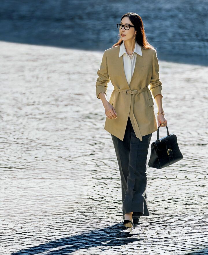 ブリオーニのウエアを着用したモデルの立野リカさん