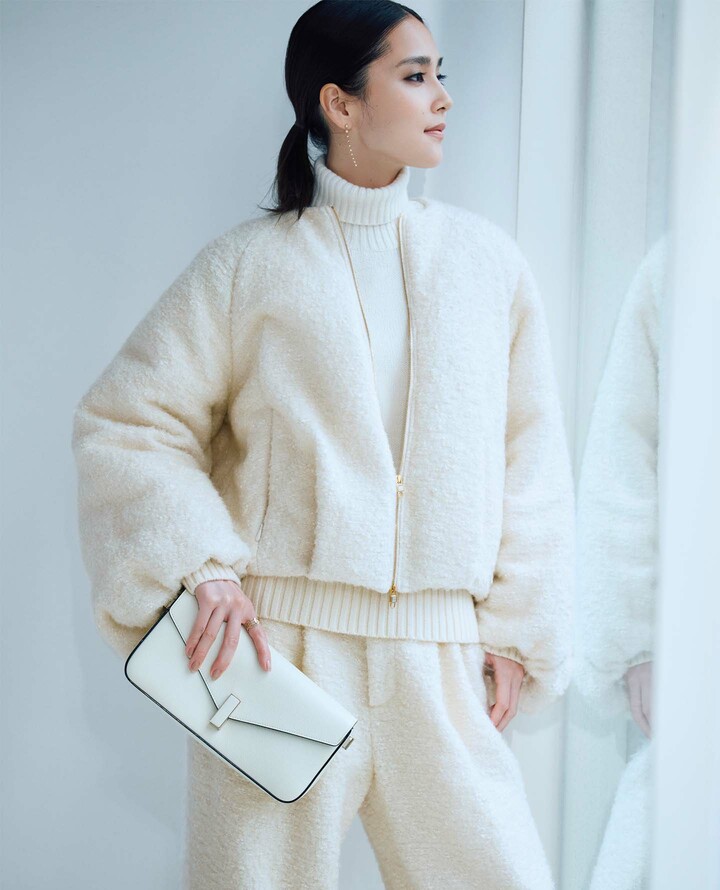 タトラスの秋冬コレクションウエアを着用したモデルのAtsukoさん