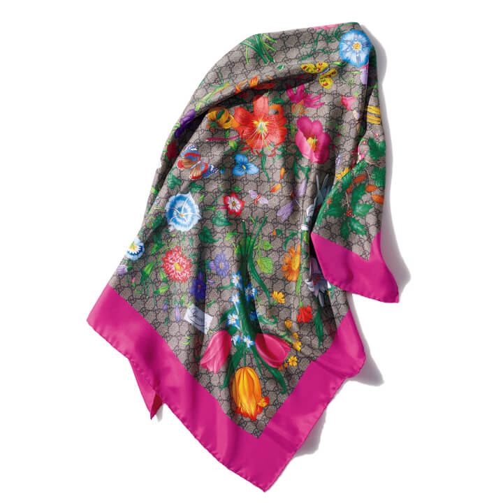 レッド、ピンク、オレンジ、ブルー...色とりどりの花が華やかなムードをもたらす一枚。スカーフ『フローラ』[90×90cm]￥56,000（グッチ）　[Precious2019年2月号73ページ] 　