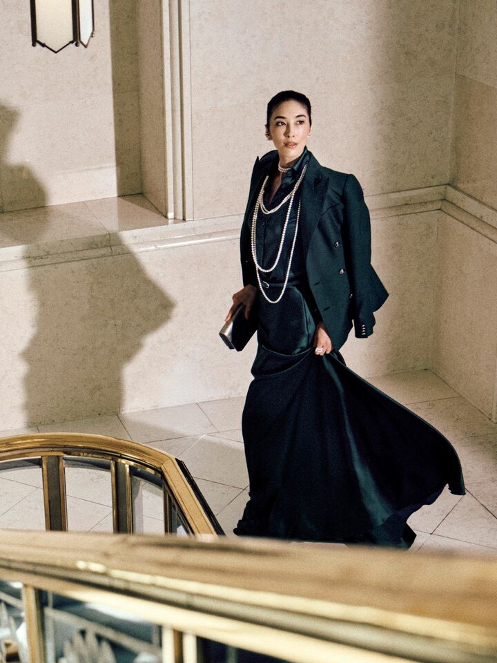 「ラルフ ローレン」のウエアを纏いドレスアップしたモデルの立野リカさん