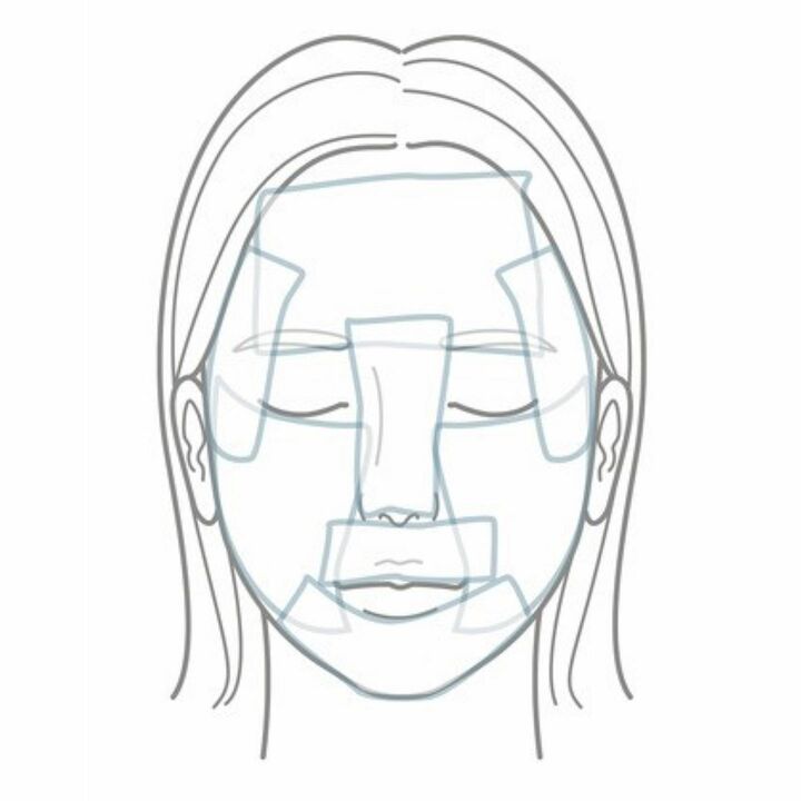 コットンの貼り方はこのとおりでなくてもOK。厚手のコットンは2枚にさいて使ってOK。保湿化粧水をたっぷり含ませて。肌の上に5分程度置く。