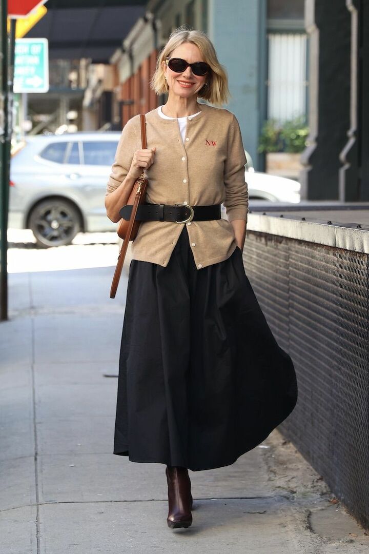 色味を変えたブラウン小物が小気味良さを実現。