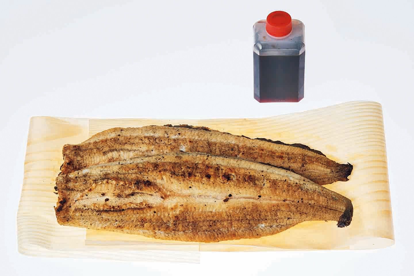 「うなぎの炭火焼き白焼き」2本入り(約440g)¥5,200(税込)