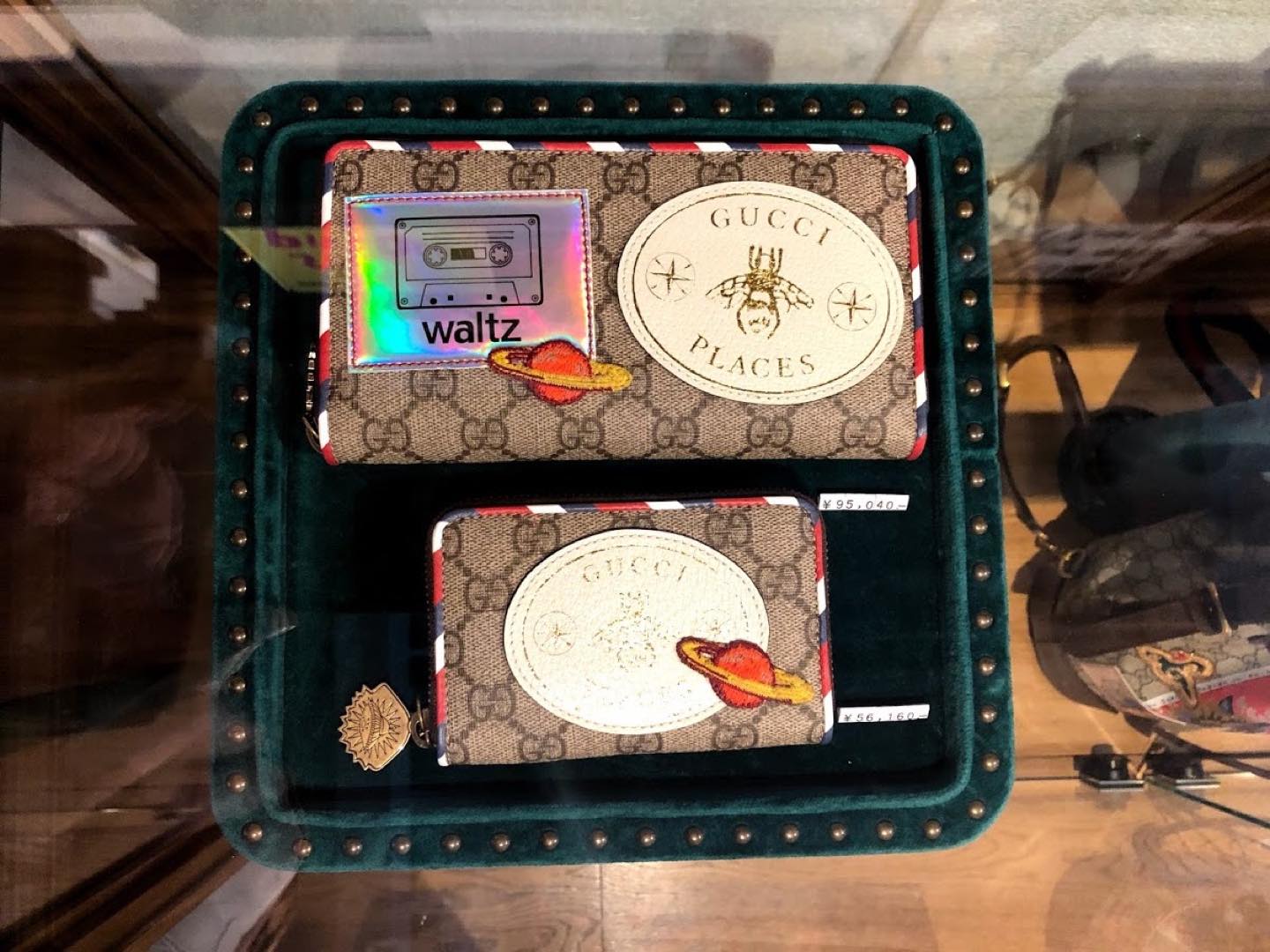 「グッチ クーリエ」コレクションのウォレット。上より¥95,040・¥56,160
