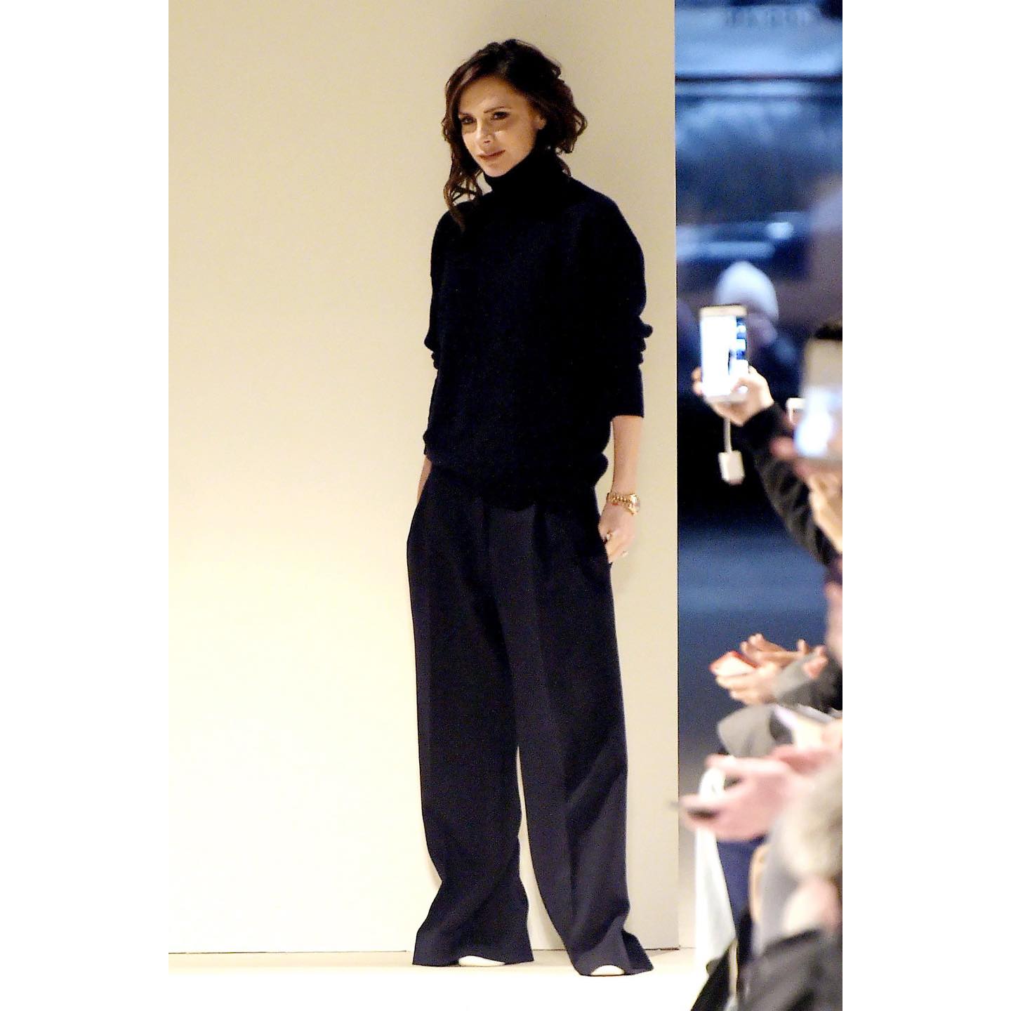 ヘアもアップにはせず、ゆるっとウェービーなスタイリングがお似合い。
