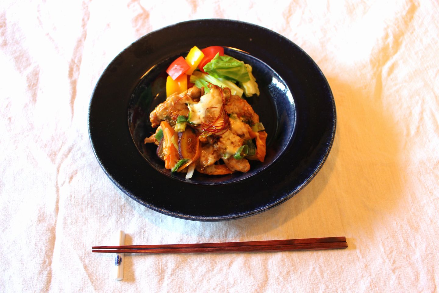 「5種野菜のピリ辛チーズタッカルビ」¥647(税込)。箸置きにもこだわって。