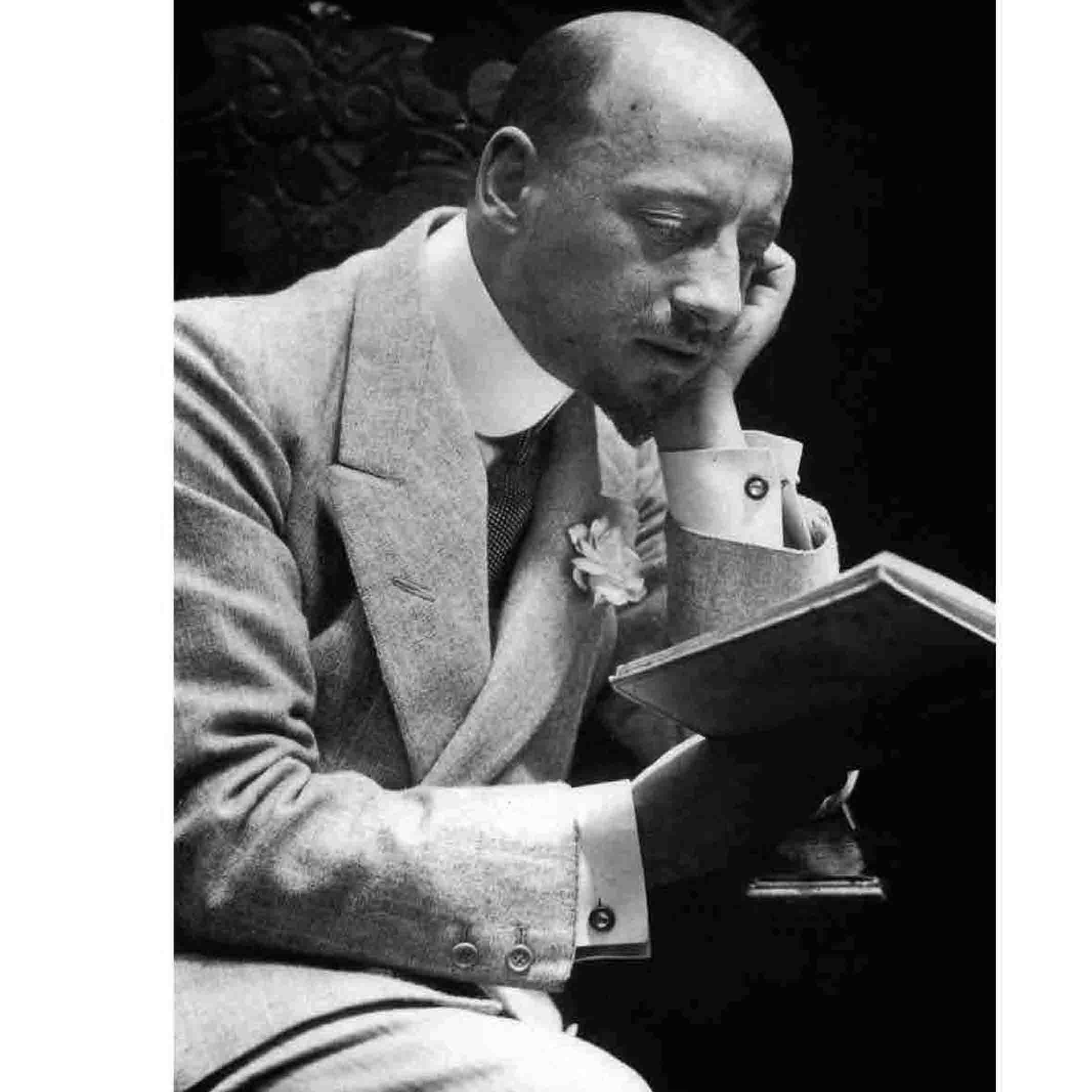 ガブリエーレ・ダンヌンツィオ(1863~1938年)詩人、作家、劇作家。ファシスト運動の先駆者でもあり、その生涯は、一巻の伝記文学になりうるほど、絢爛たるものであった。多くの作品を生み出し、日本でも夏目漱石や芥川龍之介など日本近代文学史上の錚々たる作家たちに読まれた。三島由紀夫との類縁性については、作品上や生き方の影響だけでなく、三島の最期の行動と演説はダンヌンツィオの模倣とまで指摘される。イタリアン・ダンディズムの先駆との呼び名もあり、独自の審美性を貫いたファッション、さらに、自動車や飛行機を愛し、20世紀をリードした作家とされている。