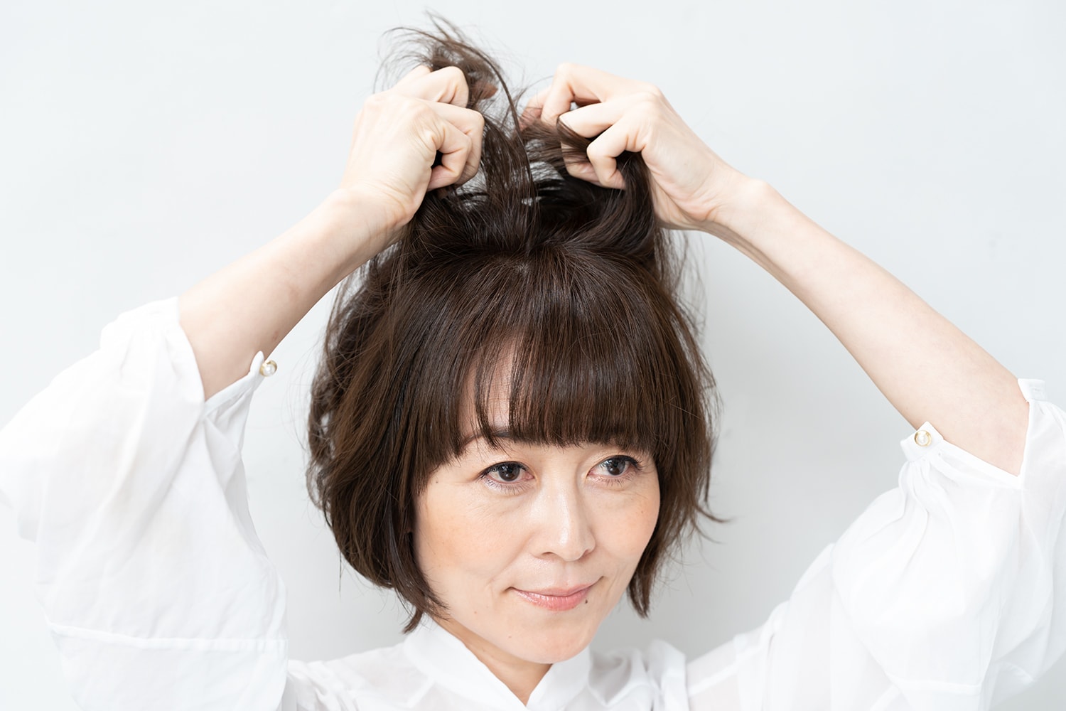 ドライヤーで立てた毛束の中間から毛先にかけて、ワックスをもみ込む。