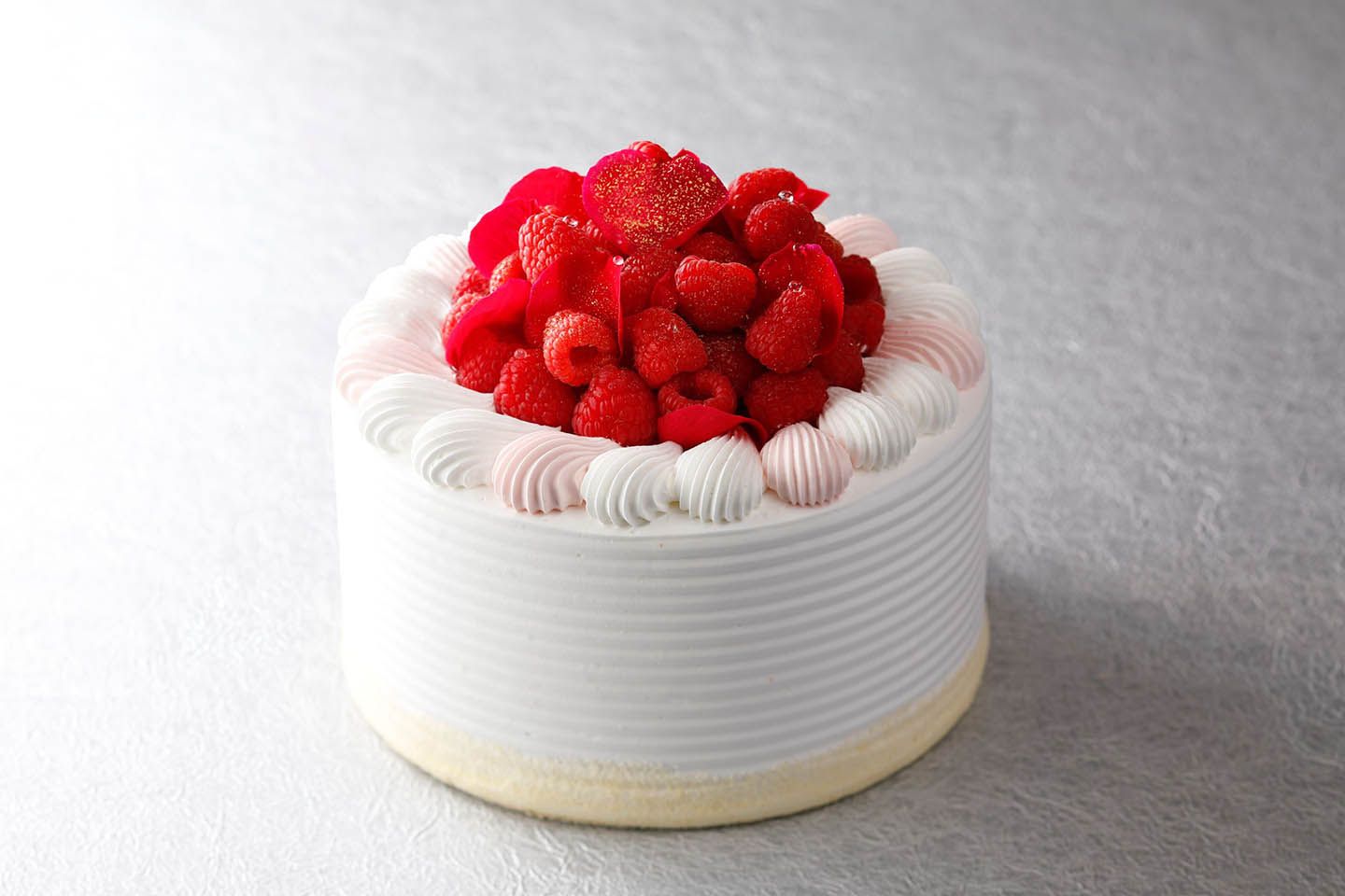 「エクストラスーパーイスパハンショートケーキ」¥21,000(税抜) ※東京のみの販売/1日限定30個