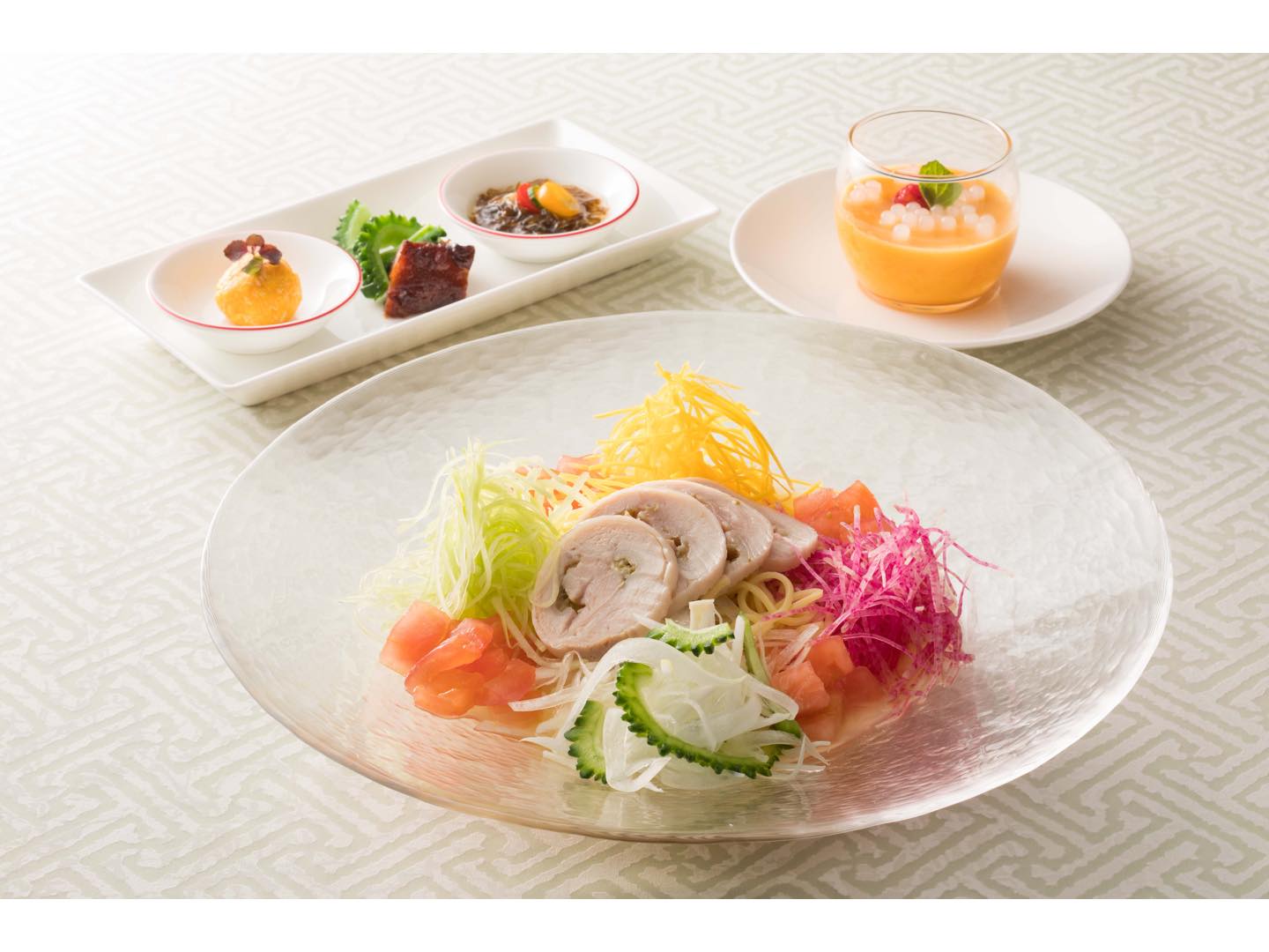 写真はランチ、前菜とデザート付き¥4,000(単品¥2,900、税・サービス料込み)。夜は宮崎県食材フェアディナーコース(¥16,500~¥19,500)の最後にミニサイズでいただける。