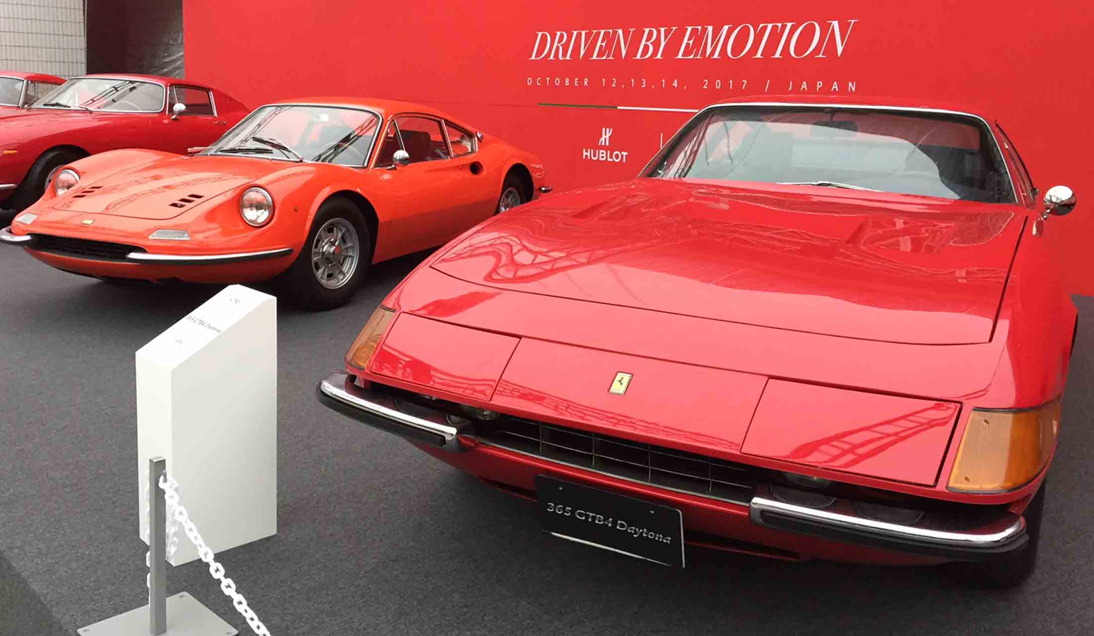 手前はデイトナの愛称で親しまれた「365GTB/4」。奥は現在のV8モデルの源流ともいえる、V6ミッドシップの「ディーノ206」。