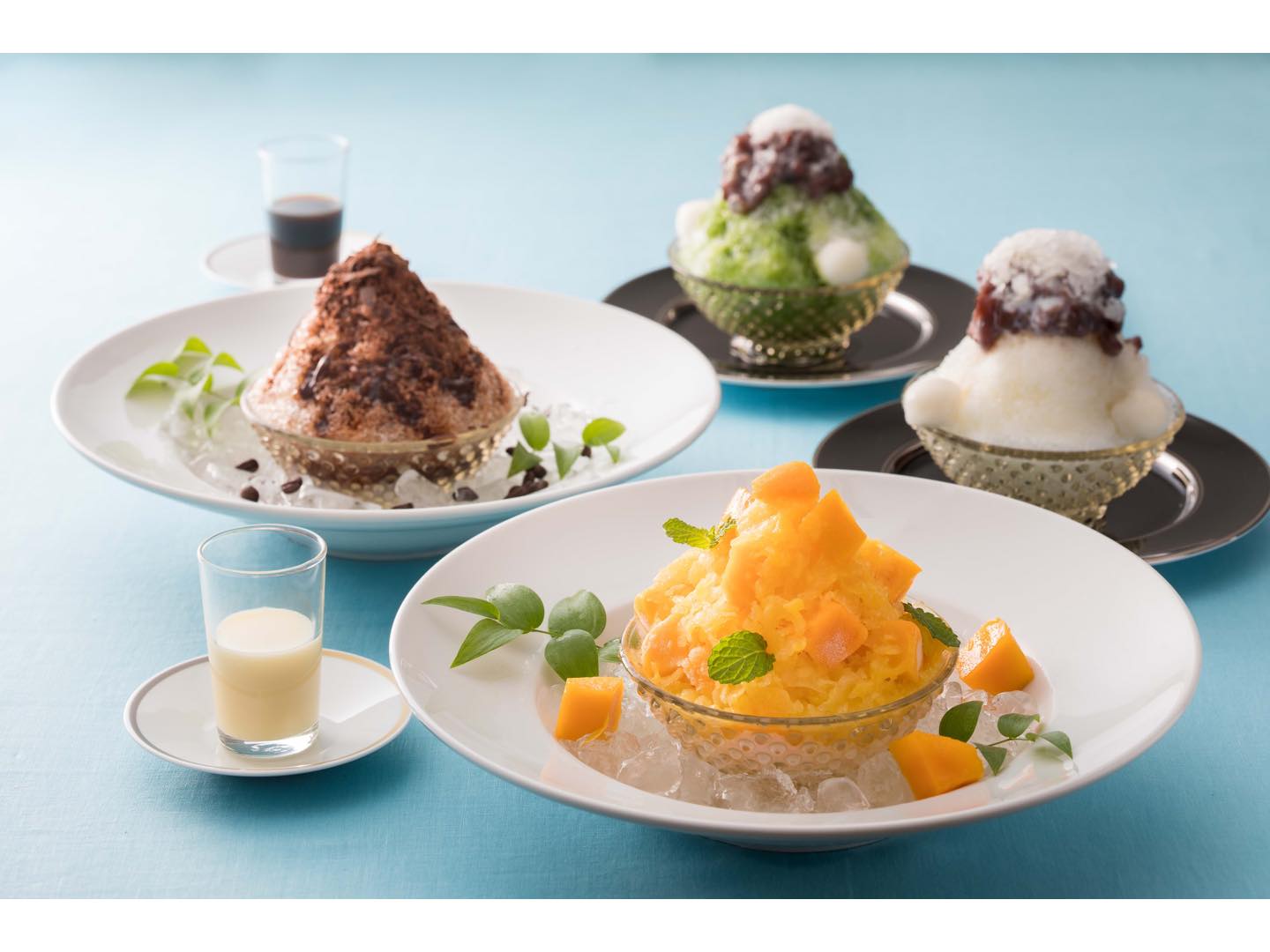 左/昨年、とても好評だったほんのり甘いエスプレッソをかけていただくフローズンアフォガード¥1,900 ・手前/フローズンオレンジ withマンゴー¥2,000・右&右奥/定番の宇治金時・小倉白玉各¥1,700(すべて税・サービス料込み)