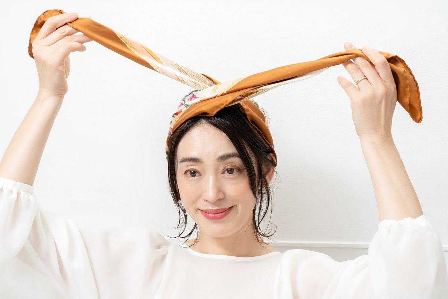 頭頂部よりもやや前寄りで生え際が隠れないくらいの位置で交差させること。