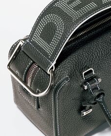 Look!ワイドなレザーバンドに「DELVAUX」の文字をドットホールで刻み、リズミカルなアレンジを。