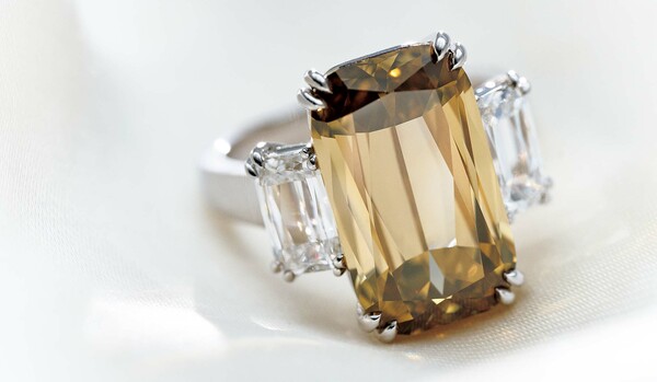 独創的な62のファセットが煌めく「ショパール」のリング｜光を浴びると、彩りに移ろいが生まれ、神秘的