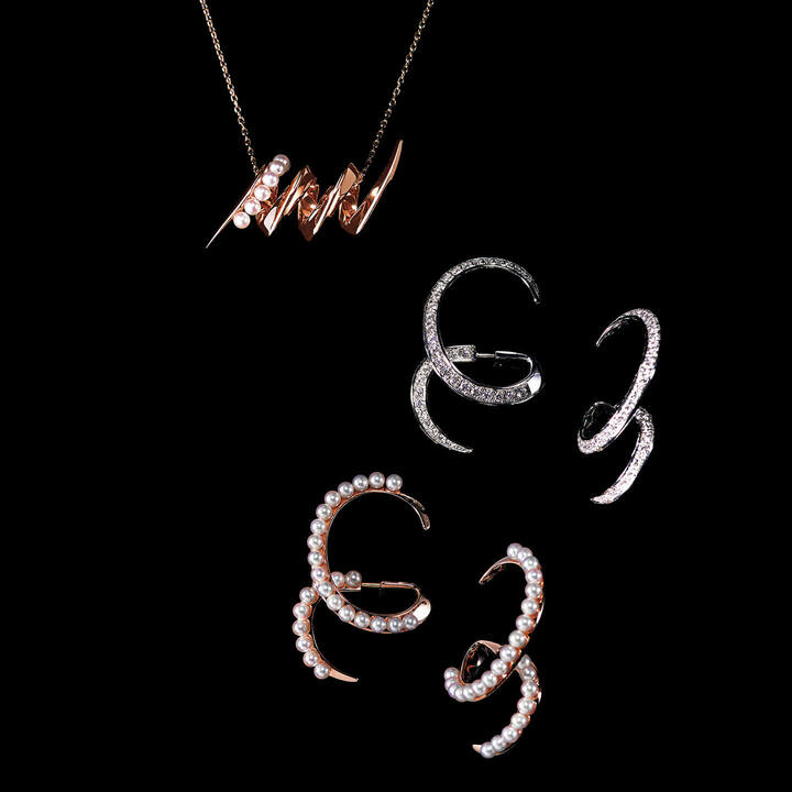 上／クリーンでモダンなデコルテを演出する、ウェーブチューブのようなシンメトリックなデザイン。ネックレス『サージ』￥450,000［SAKURA ゴールド×あこや真珠］　中・下／ 美しいラインをダイヤモンドやパールで強調。ピアス『サージ』￥1,880,000［ホワイトゴールド×ダイヤモンド］・￥920,000［SAKURA ゴールド×あこや真珠］（TASAKI〈TASAKI Atelier〉）