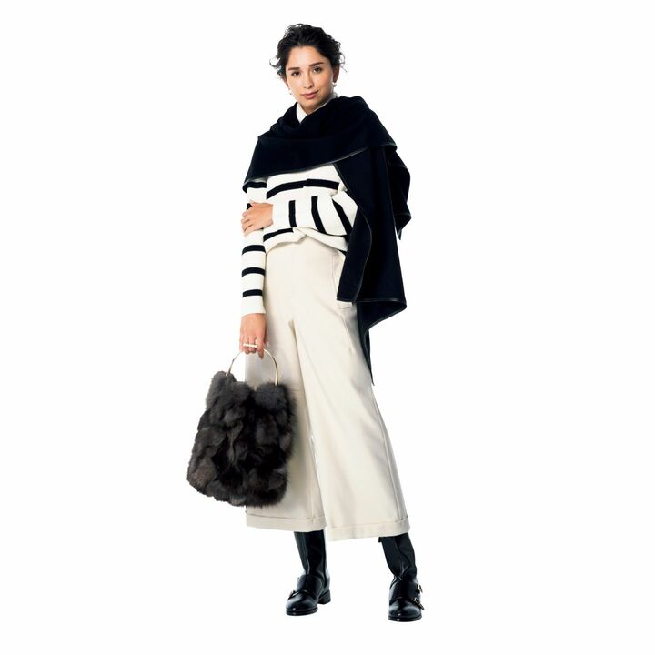 パンツ￥32,000（レキップ）、ブーツ［ヒール1.5㎝］￥235,000（リエート〈サントーニ〉）、ニット￥25,000（feerique） ストール￥41,000（ストラスブルゴ〈アソースメレ〉）、バッグ￥34,000（ビームス ハウス 丸の内〈ビオラドーロ〉）、ピアス￥320,000・リング￥300,000（TASAKI）