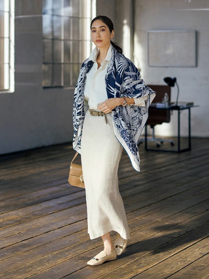 セアンのスカートを着用したモデルの立野リカさん