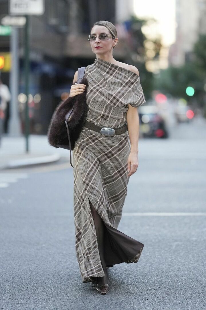 足元にはパイソン柄パンプスを迎え、さりげなく柄×柄にしているのがお洒落。