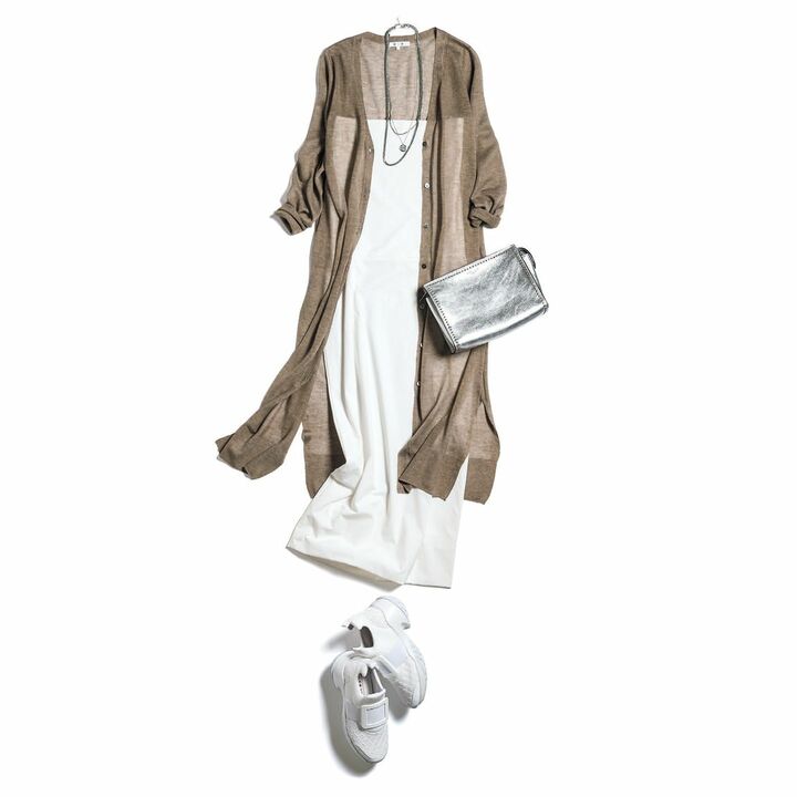 カーディガン¥23,000（スリードッツ青山店）ベアトップワンピース にしたスカート¥36,000 （クルーズ＜ELIN＞） ペンダント¥37,000・ネックレス［短］¥50,000・［長］¥56,000 （ステディ スタディ＜トムウッド＞） バッグ¥142,000（J&M デヴィッドソン 青山店） スニーカー¥99,000 （ロジェ・ヴィヴィエ・ジャパン）　[Precious2019年8月号63ページ]　撮影／佐藤 彩