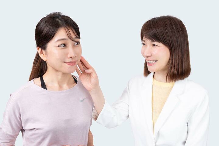 並んでいる二人の女性　メソッドの指導をしている