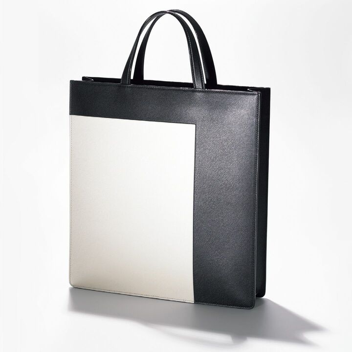 バッグ［縦38×横36×マチ7cm］￥311,000（ヴァレクストラ・ジャパン）