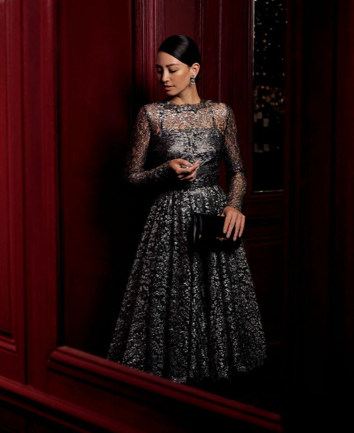 「ドルチェ＆ガッバーナ」のメタリックドレスを着用したモデルのRINAさん